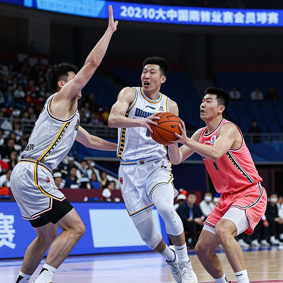 Chima Moneke nói Anadolu Efes sẽ trượt playoff lần nữa: Mike James lấp được lỗ hổng nào?